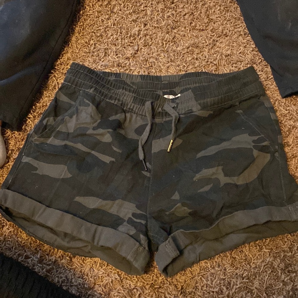 Mid-rise camo shorts